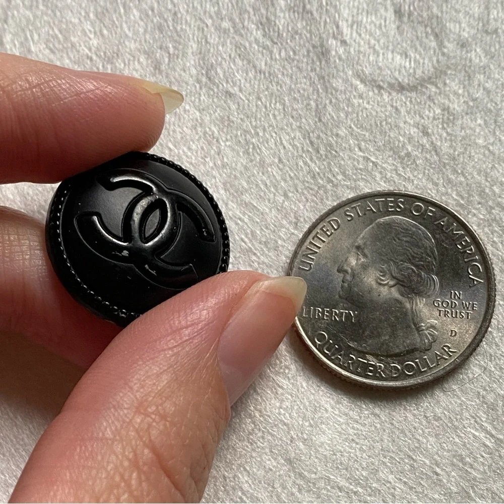 3 Chanel button - Picture 8 of 10